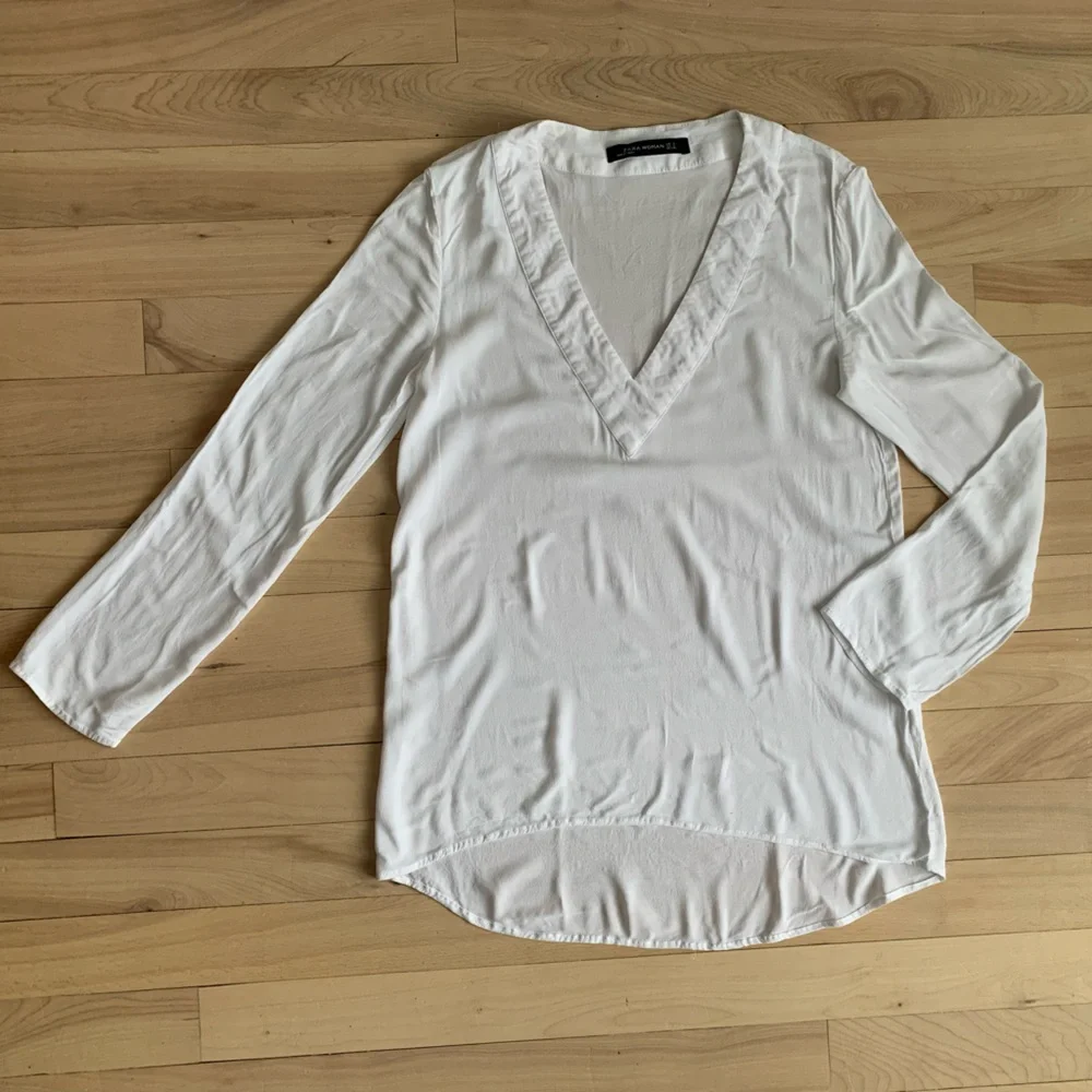 ZARA - White V-Neck Knit Top | Minimalist French Girl Style - Picture 2 of 8